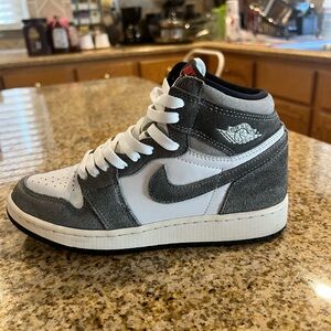 AIR Jordan 1 Retro Size 5 Youth